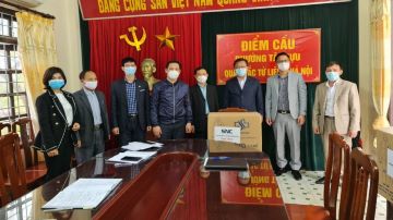 Sông Nhuệ trao tặng trang phục bảo hộ y tế phòng chống dịch Covid-19 cho UBMTTQ Việt Nam phường Tây Tựu